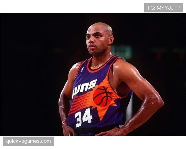 海耶斯低位强攻主导内线，改变对手防守布局