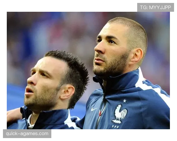 本泽马巅峰为何姗姗来迟：中锋角色转型与自我重塑的深层逻辑